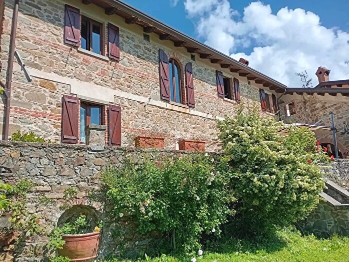 Casa con 10 locali in vendita in Casola In Lunigiana