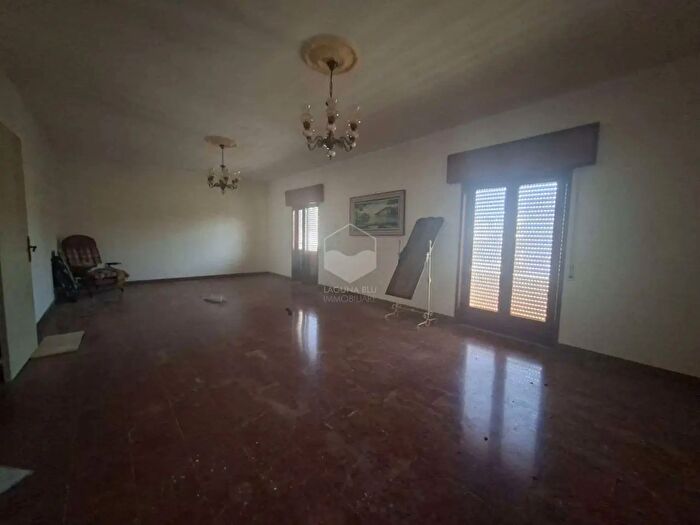 Casa con 10 locali in vendita in Via Volturno, Mazara Del Vallo