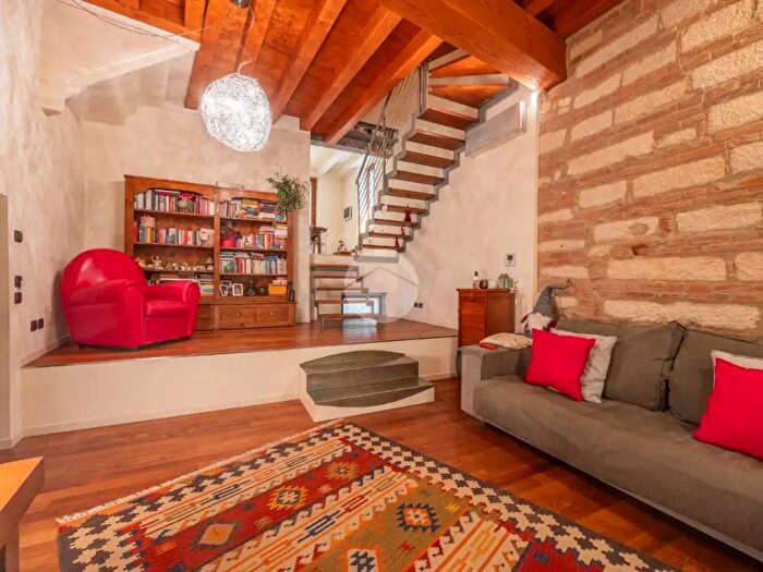 Appartamento con 6 locali in vendita in Via Sottoriva, Verona