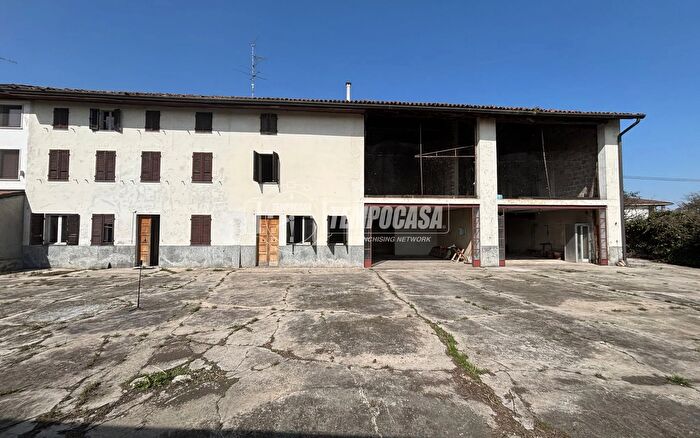 Casa con 7 locali in vendita in Cantone Cerreto, Casale Monferrato