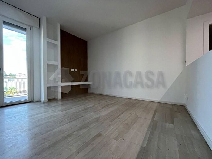 Appartamento trilocale in affitto in Via Amerigo Vespucci, Sciarè, Gallarate