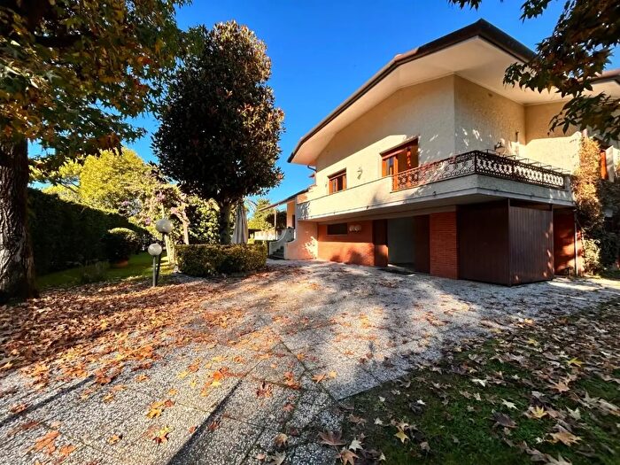 Casa con 13 locali in vendita in Forte Dei Marmi