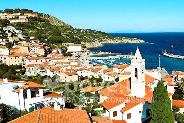 Appartamento con 5 locali in vendita in Via Provinciale Porto, Isola Del Giglio