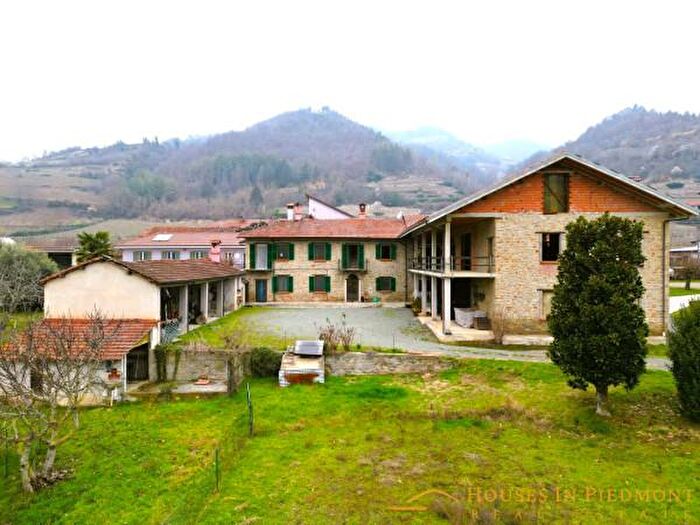 Casa con 6 locali in vendita in Vesime