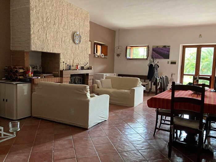 Appartamento con 10 locali in vendita in Agugliano