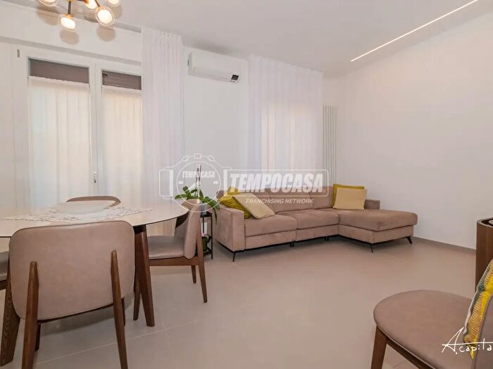 Appartamento trilocale in vendita in Via Crespellani, Modena