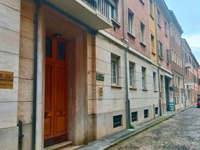 Appartamento con 6 locali in vendita in Via Alberto Lollio, Ferrara