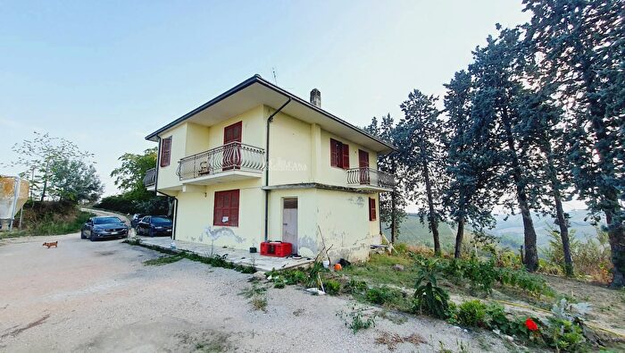 Casa con 5 locali in vendita in Offida