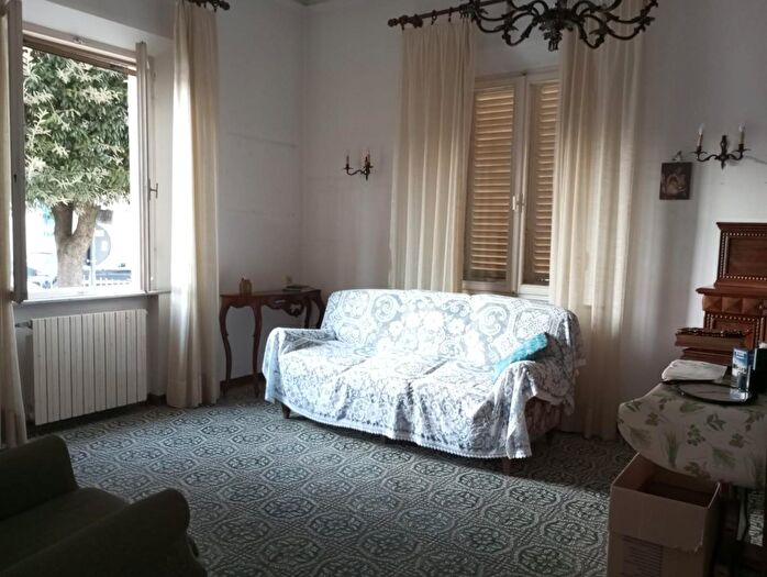 Casa con 11 locali in vendita in San Miniato