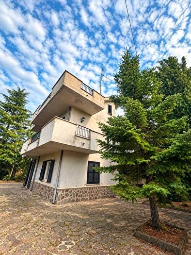 Casa con 6 locali in affitto in Via Serra Comune, Alatri