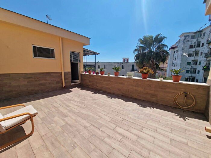 Appartamento con 5 locali in vendita in Via Stella, Napoli