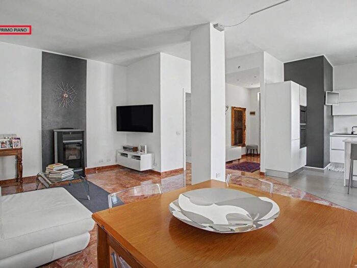 Casa con 6 locali in vendita in Via Trento, Centro, Biandronno