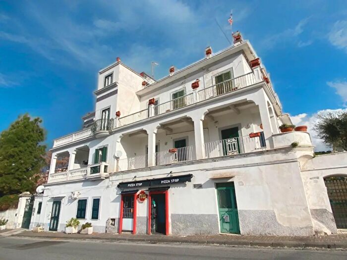 Casa con 20 locali in vendita in Via Solfatara, Pozzuoli