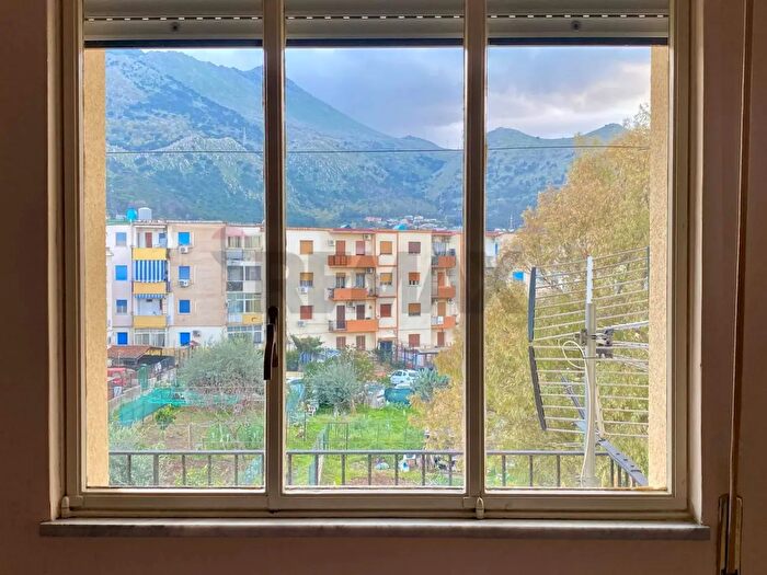 Appartamento quadrilocale in vendita in Viale Caltagirone, Palermo