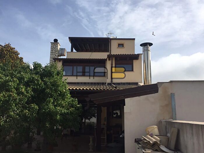 Casa con 6 locali in vendita in Via Angela Fanara, Valderice