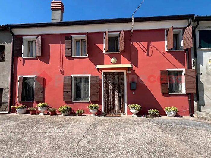 Appartamento con 6 locali in vendita in Via Casotti, Isola Rizza