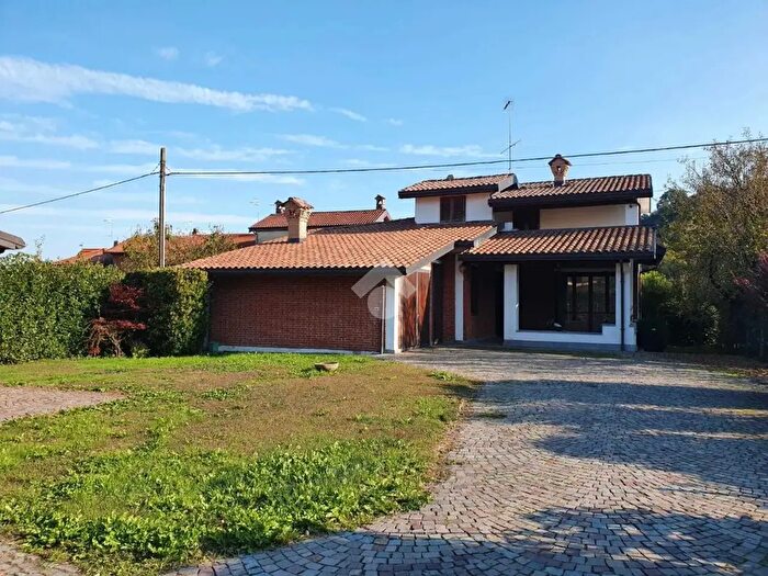 Casa con 6 locali in vendita in Via Torchi, Front