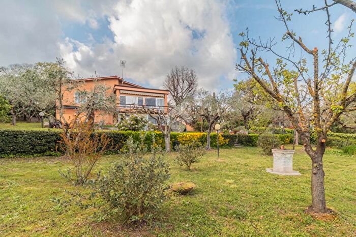 Casa con 8 locali in vendita in Via delle Ginestre, Sutri