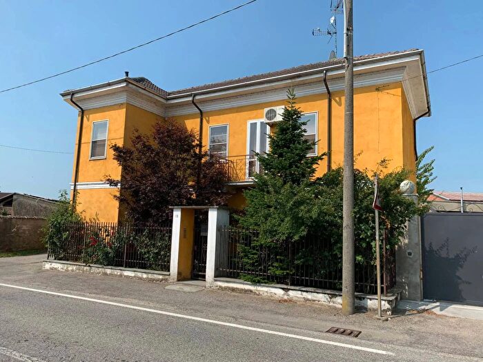 Casa quadrilocale in vendita in Viale Arturo Cesare Capettini Mortara, Mortara