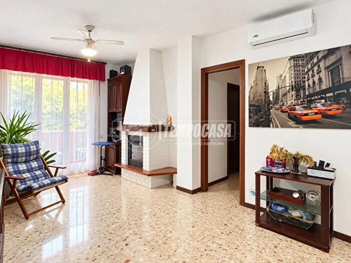 Appartamento trilocale in vendita in Via Laghetto del Monsereno, Imbersago