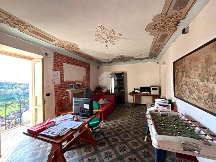 Casa con 6 locali in vendita in Via Calvi, Viarigi