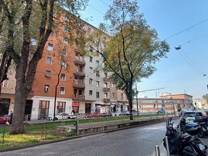 Appartamento trilocale in affitto in Via Francesco Caracciolo, Milano