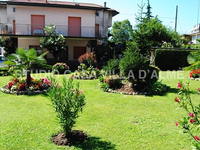 Appartamento con 5 locali in vendita in Via Martiri di Cefalonia, Almenno San Salvatore