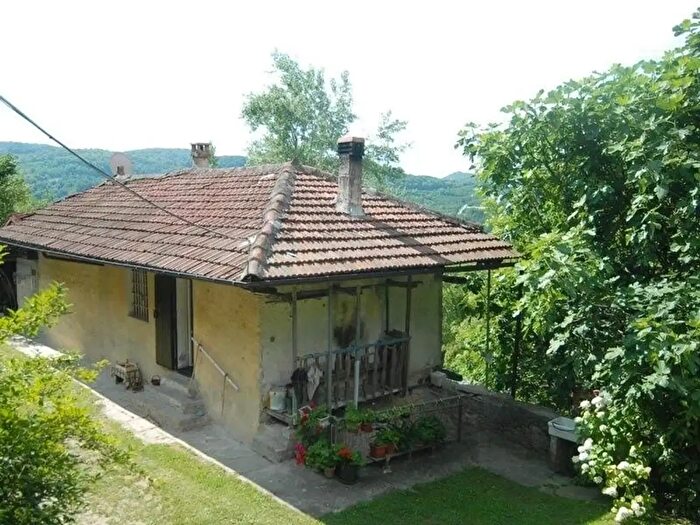 Casa con 9 locali in vendita in Bosia