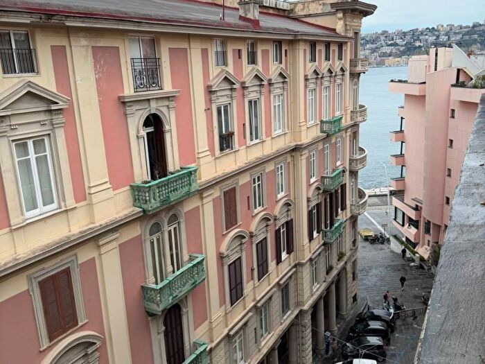 Appartamento bilocale in affitto in Via Chiatamone, Santa Lucia, Napoli