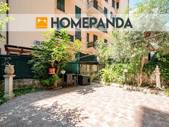 Appartamento trilocale in affitto in Via Andrea del Sarto, Genova