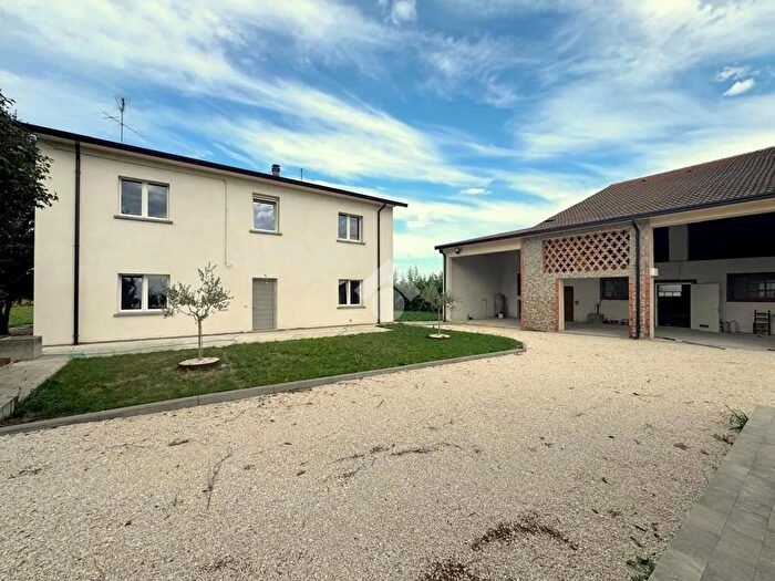 Casa con 5 locali in vendita in Goito