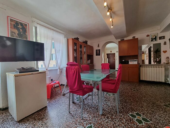 Appartamento con 6 locali in vendita in Via Struppa, Genova