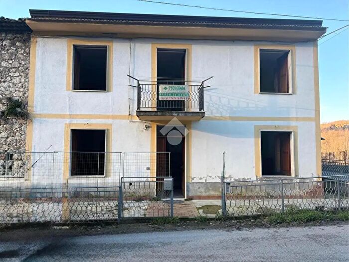 Casa quadrilocale in vendita in Via Miranda, Roccabascerana