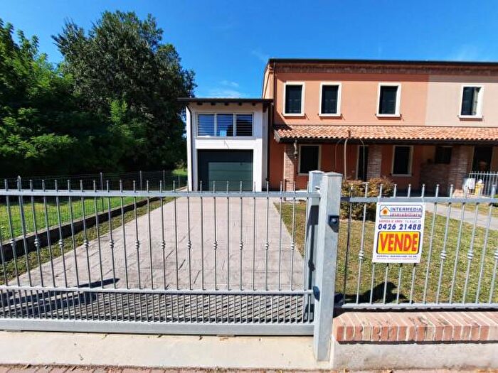 Casa quadrilocale in vendita in Strada Regionale di Adria, Adria