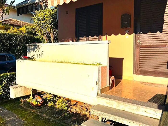 Casa con 5 locali in vendita in Massa