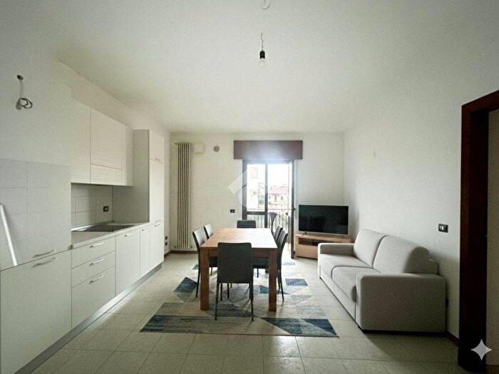 Appartamento trilocale in affitto in Viale Italia, Centro, Creazzo