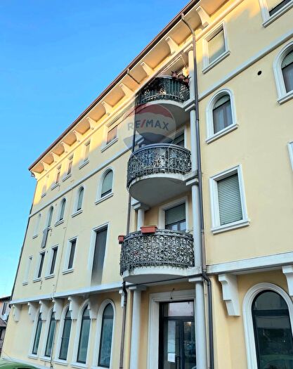 Appartamento trilocale in vendita in Via Arnaldo Nobis, Viadana