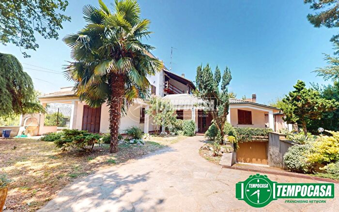 Casa con 6 locali in vendita in Suardi