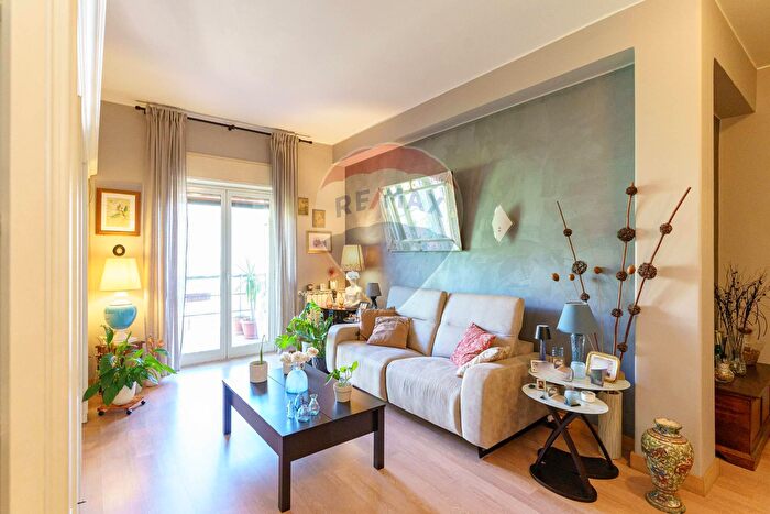 Appartamento con 6 locali in vendita in Via Nizzeti, Tremestieri Etneo