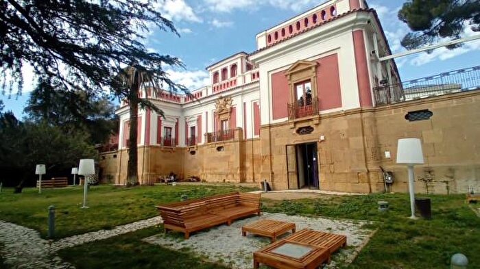 Casa con 6 locali in vendita in Via delle Calcare, Caltanissetta