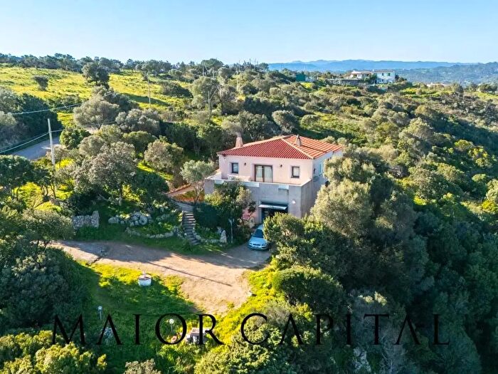 Casa con 6 locali in vendita in Olbia