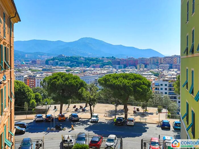Appartamento con 7 locali in vendita in Via delle Cappuccine, Genova