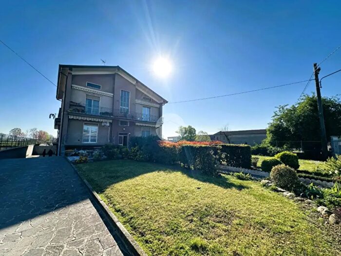 Appartamento trilocale in vendita in Via Pontoglio Don Luigi, Rovato