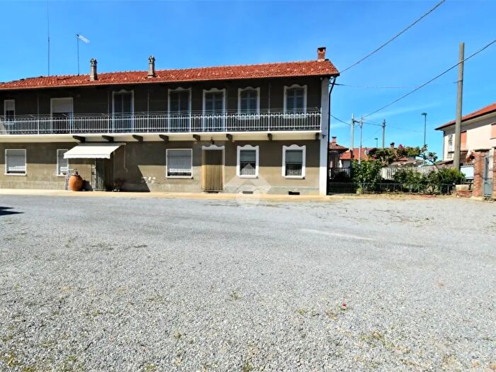 Casa con 12 locali in vendita in Via Gennero, Carignano