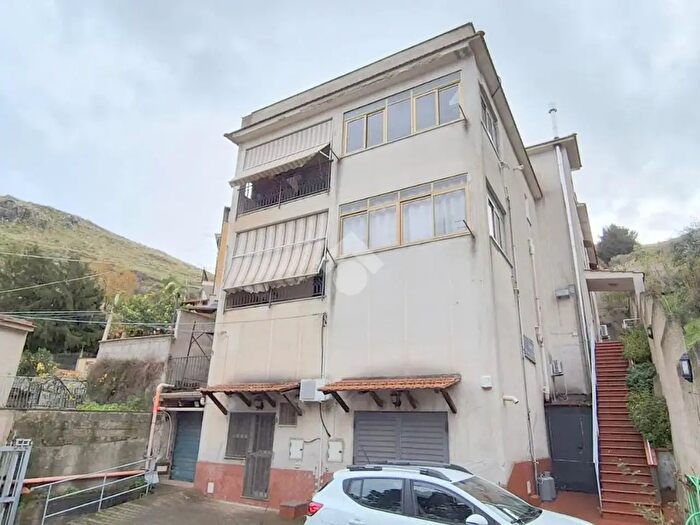 Appartamento trilocale in vendita in Via Rocco Campanella, Monreale