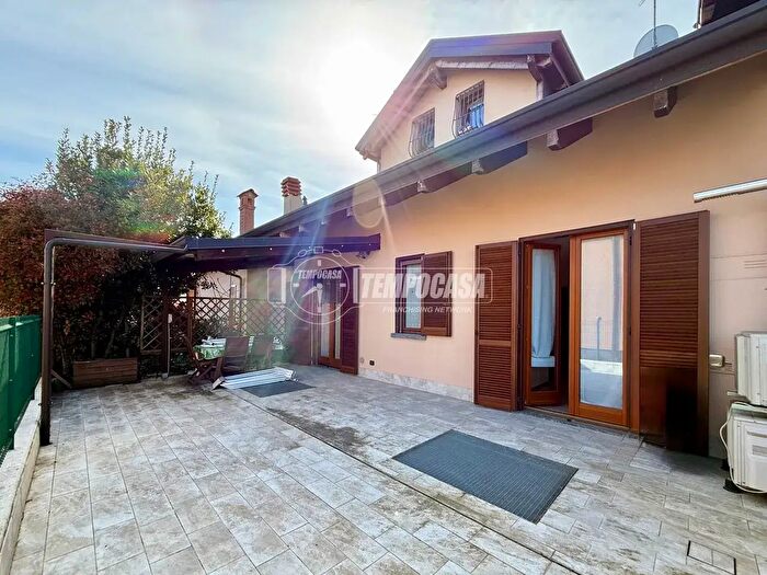 Casa con 5 locali in vendita in Via Galvani, Usmate Velate