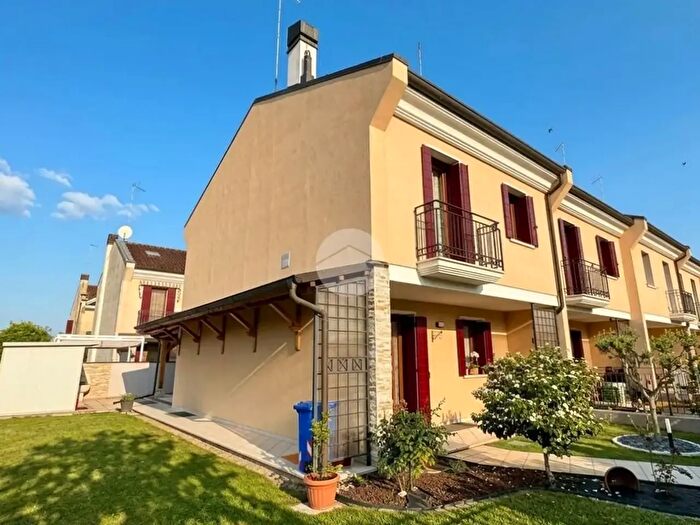 Casa quadrilocale in vendita in Via Ippolito Nievo, Preganziol