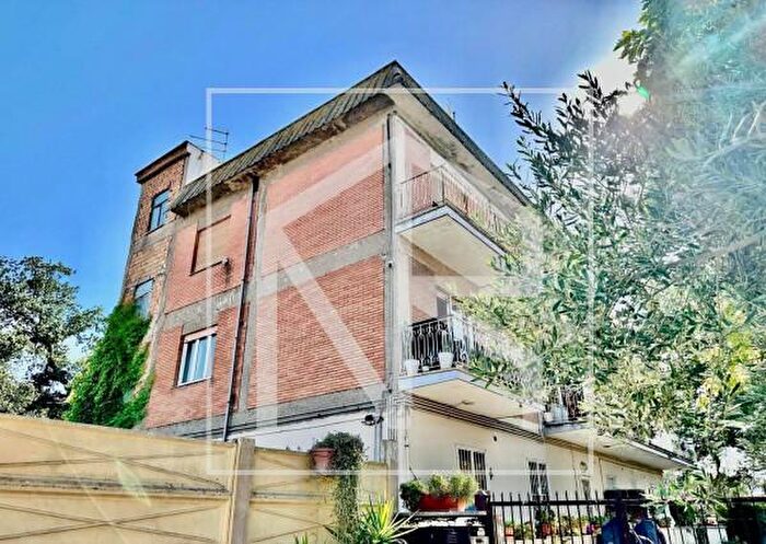 Appartamento con 5 locali in vendita in Viale Nusco, Roma