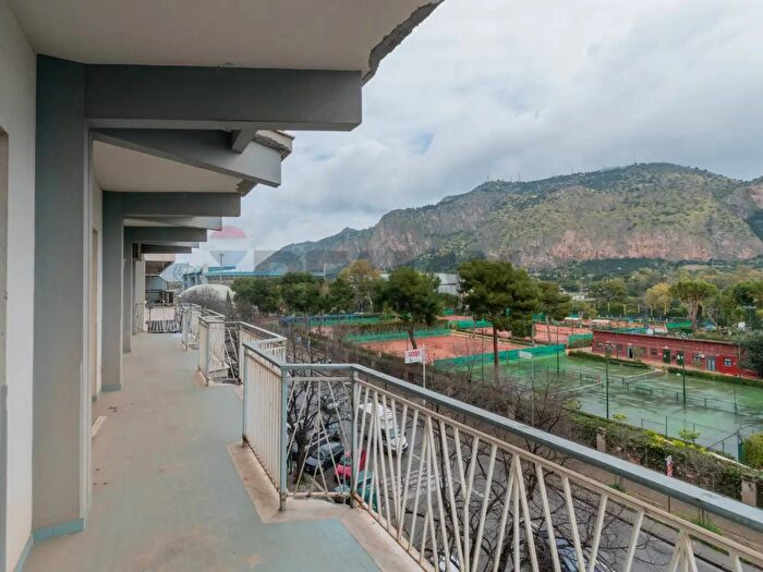 Appartamento con 7 locali in vendita in Viale del Fante, Palermo