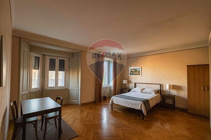 Appartamento quadrilocale in affitto in Via Ippolito Nievo, Milano